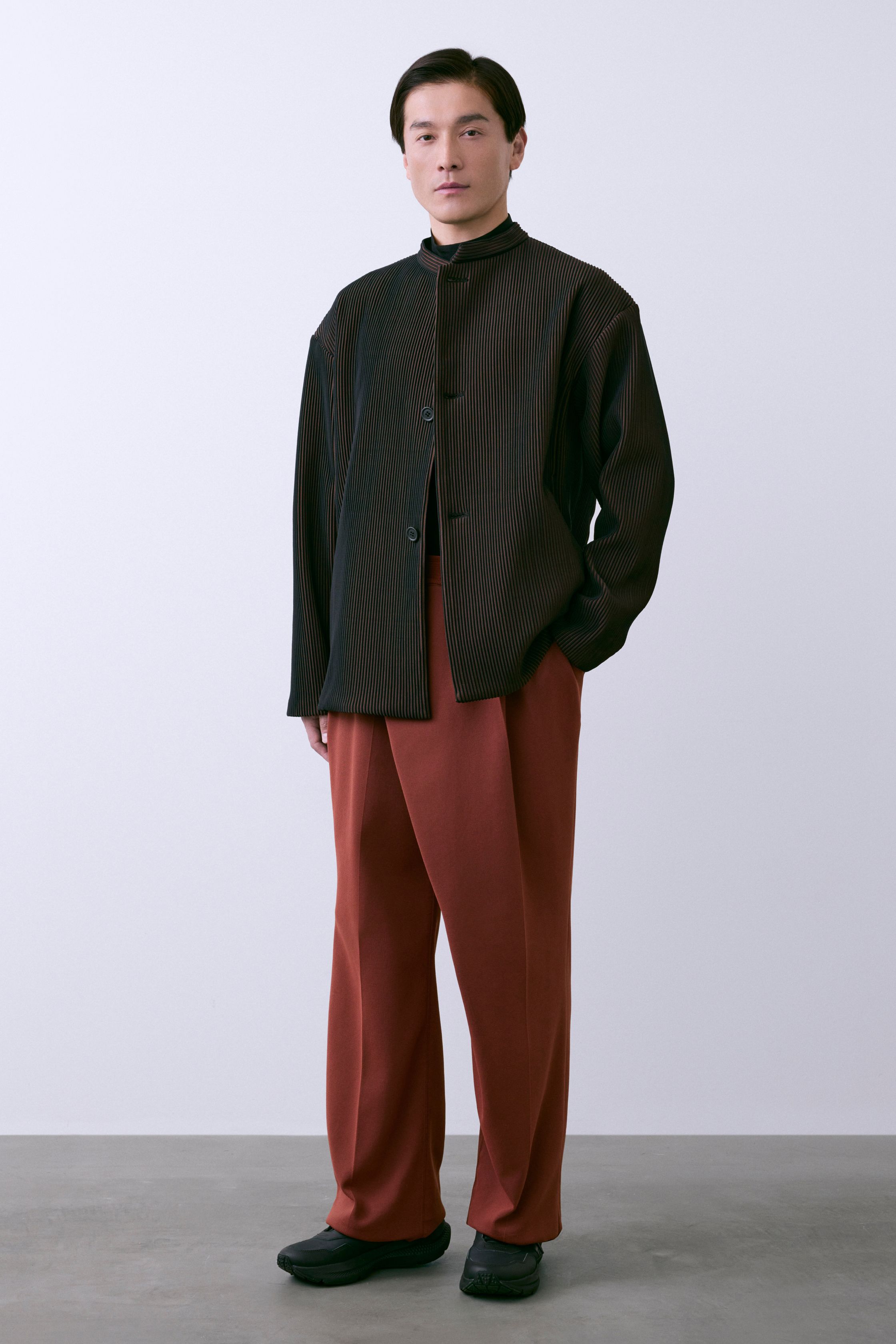 CFCL 26FW 以计算机针织为核心语言，将服装转化为可被“阅读”的结构体。纵向纹理、立体褶皱与模块化比例在黑、深蓝与青绿色中展现理性秩序，既冷静又富有身体律动。系列强调零浪费与可持续逻辑，在极简外观下隐藏高度技术复杂性，构建一种介于未来制服与当代艺术之间的男装形态，是日本新世代设计中最具系统美感的表达之一-顽石频道趋势研究
